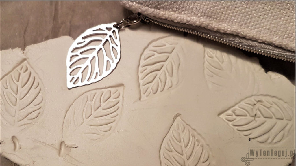 Pattern from leaf-shaped pendants
