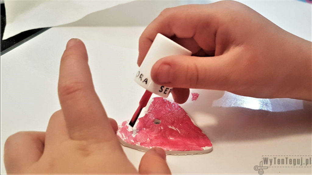 Painting clay decorations with water nail polish