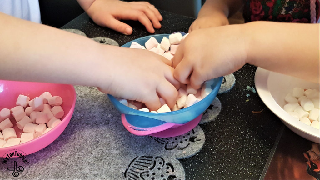 Dzieci sortują mini pianki marshmallow