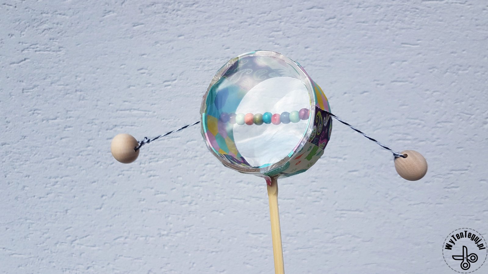 Rattle drum DIY out of tape roll and chopstick WyTenTeguj