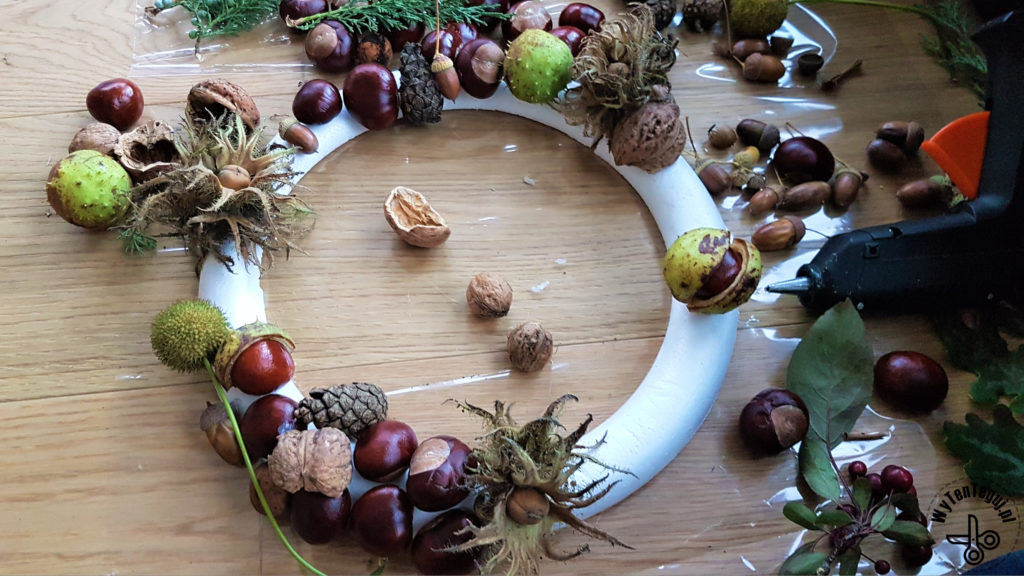 How to make autumn wreath with chestnuts, pine cones, acorns and nuts