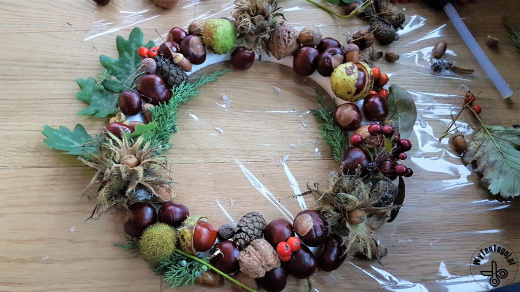 How to make autumn wreath with chestnuts, pine cones, acorns and nuts