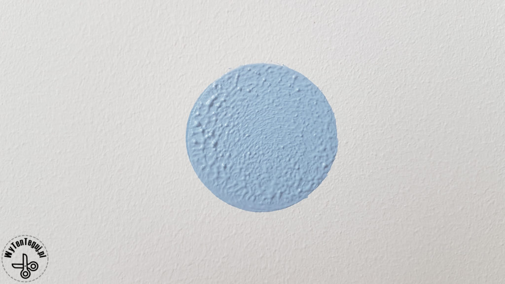 Malowanie kropek na ścianie
