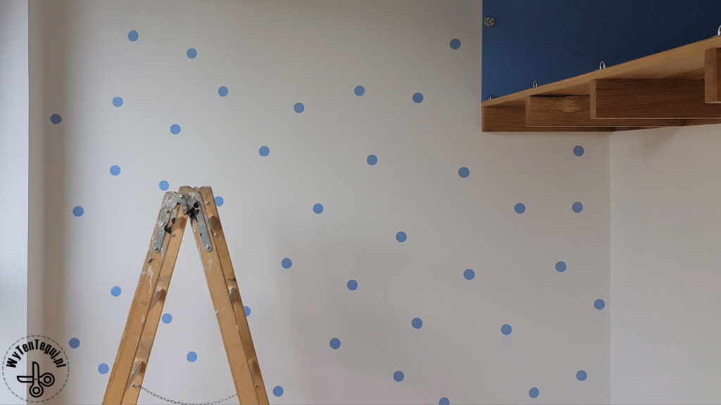 Painted polka dots wall DIY