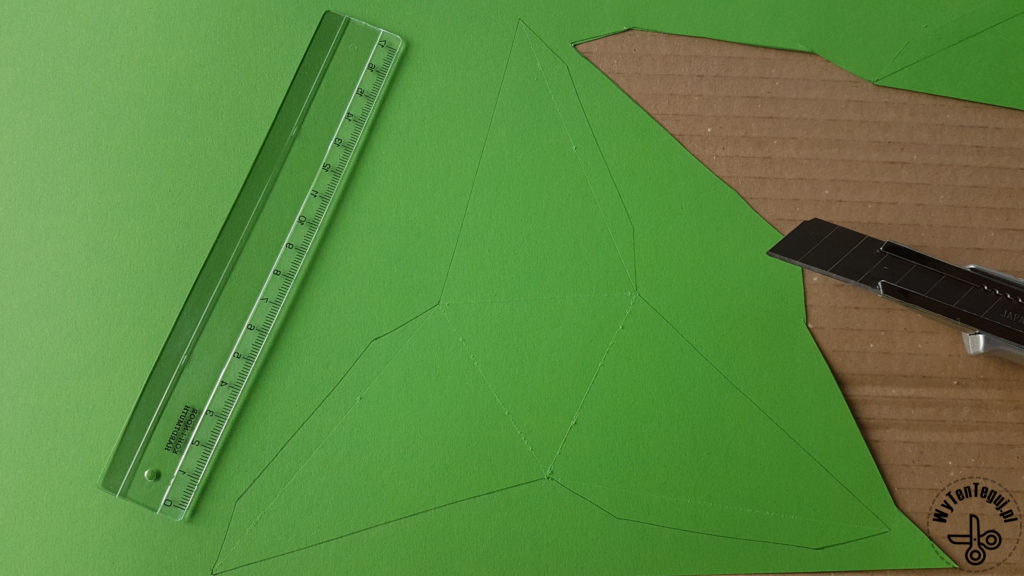 Wykonanie papierowej choinki w formie ostrosłupa trójkątnego
