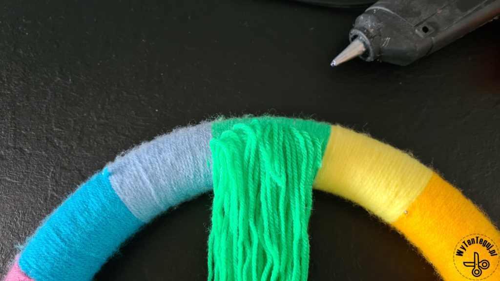 Gluing yarn threads