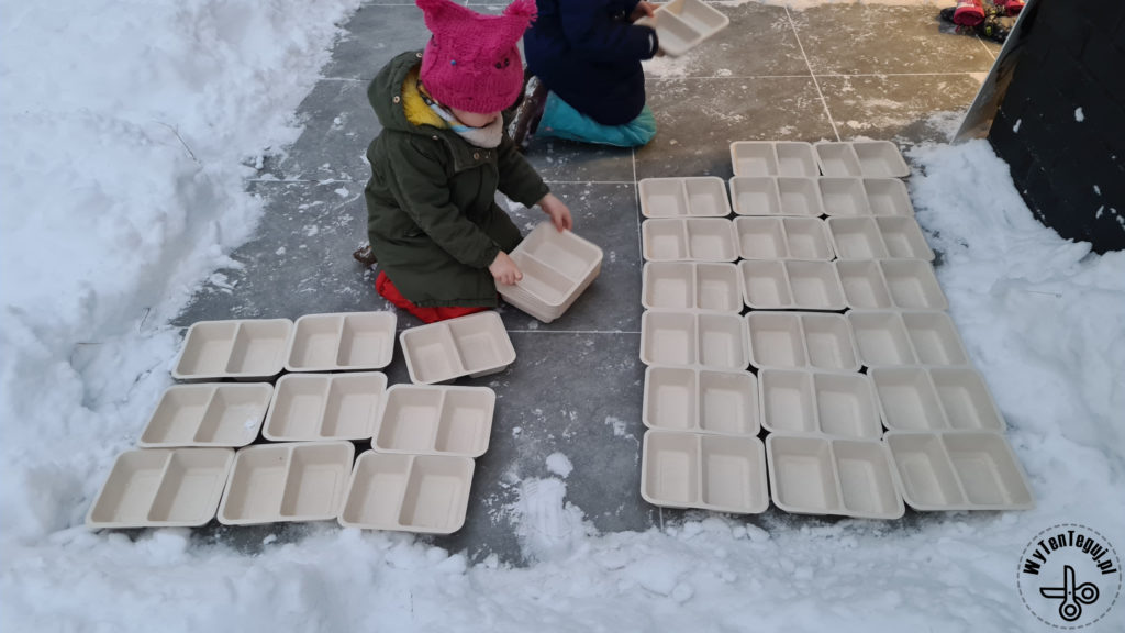 Preparing trays in order to produce ice bricks