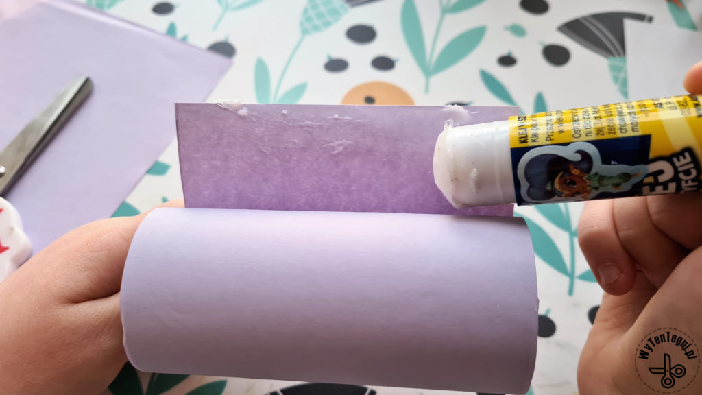 Gluing color paper to paper roll