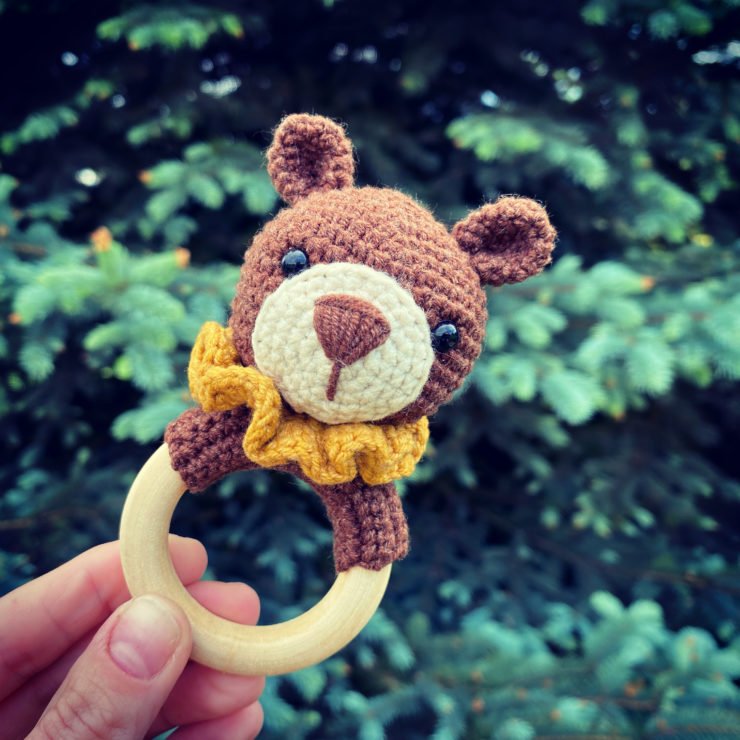 Teddy bear rattle - free crochet pattern - WyTenTeguj