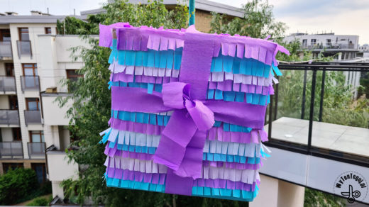 Easy pinata in a shape of a gift