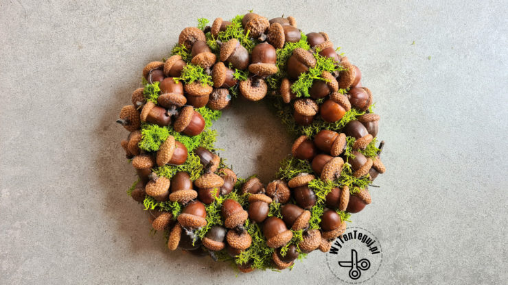 Moss and acorn wreath