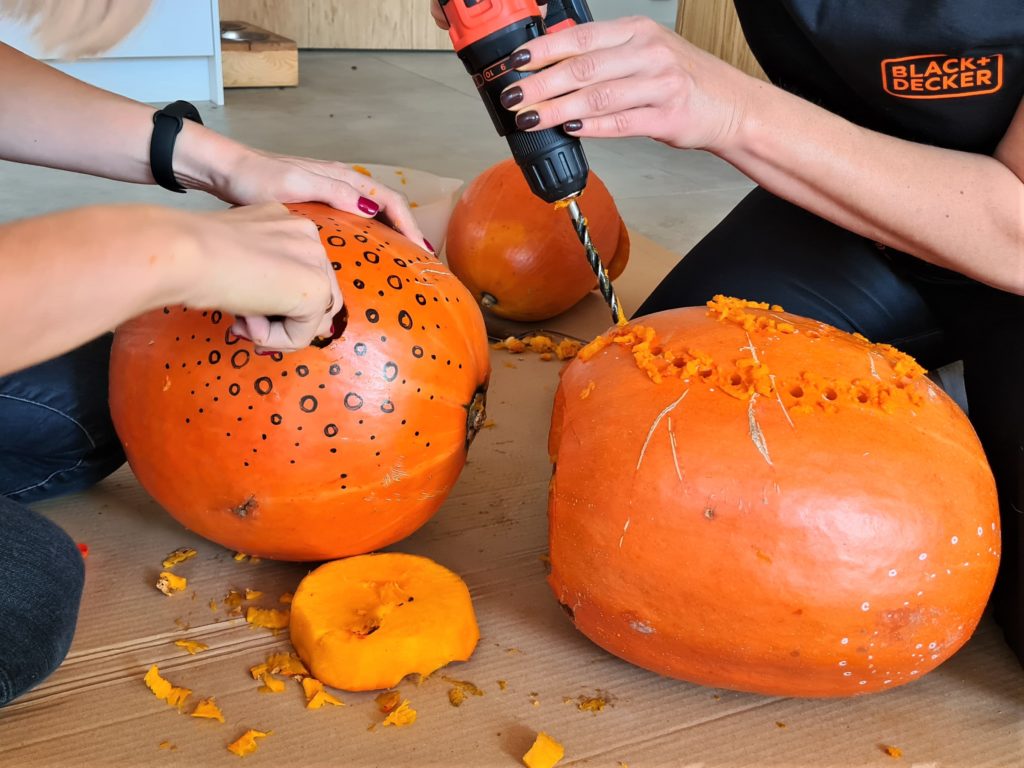 Drilling holes in the pumpkin according to the pattern