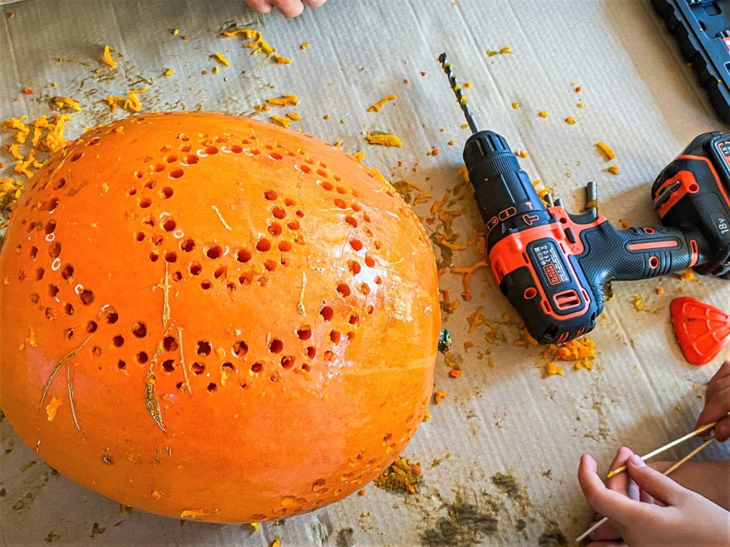 Cleaning the pumpkin lantern