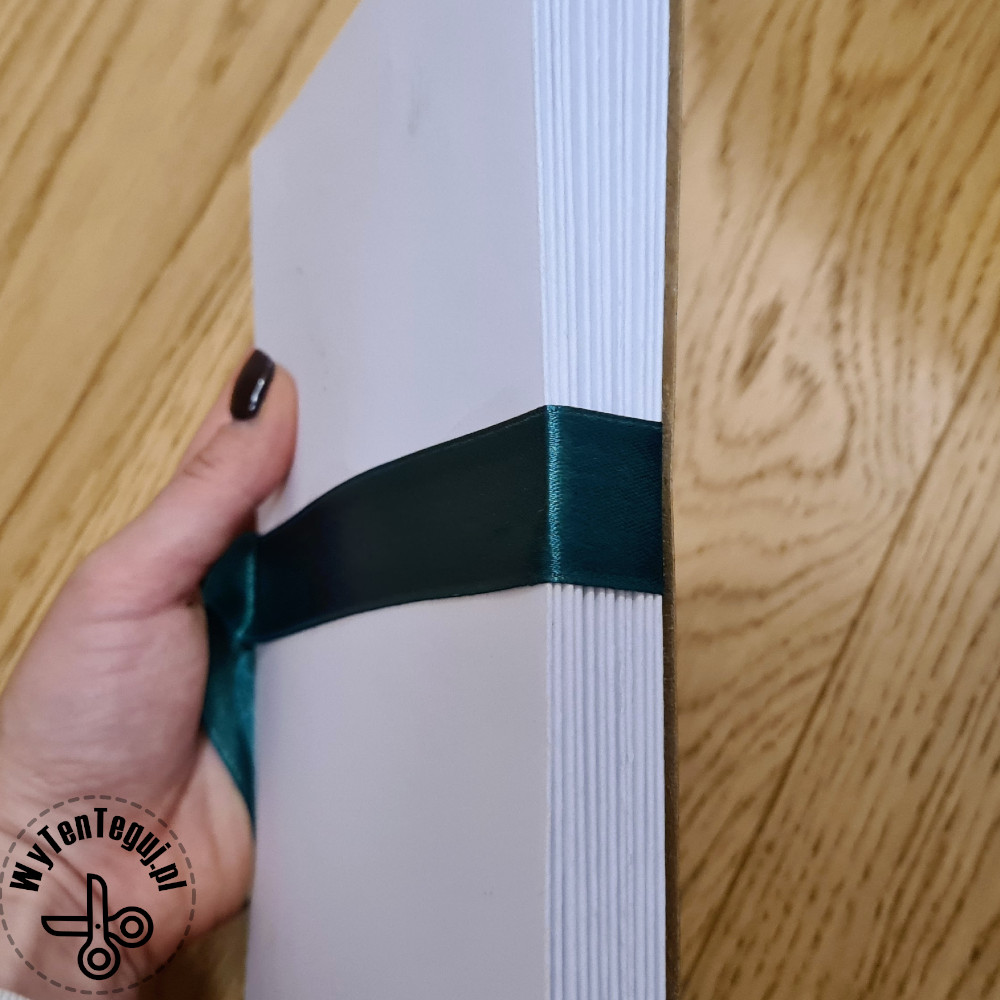 Jak zrobić książkę z kartek - przygotowanie wstażki po obu stronach okładki