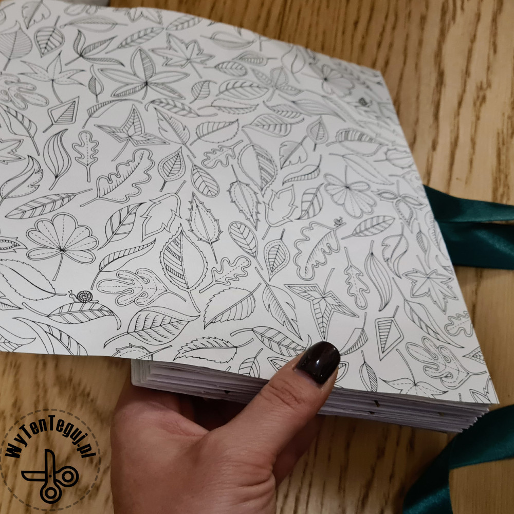 Jak zrobić książkę z kartek - przyklejenie okładki