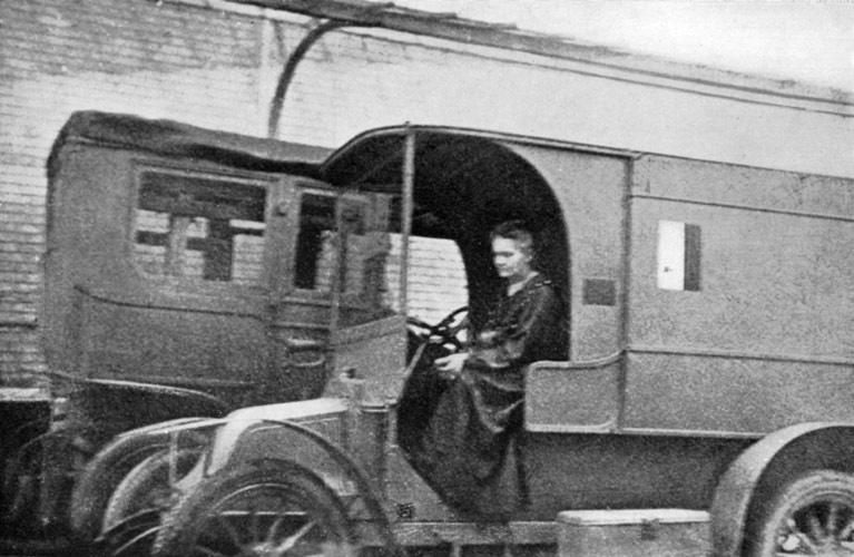 Marie Curie w jednym z mobilnych aparatów rentgenowskich