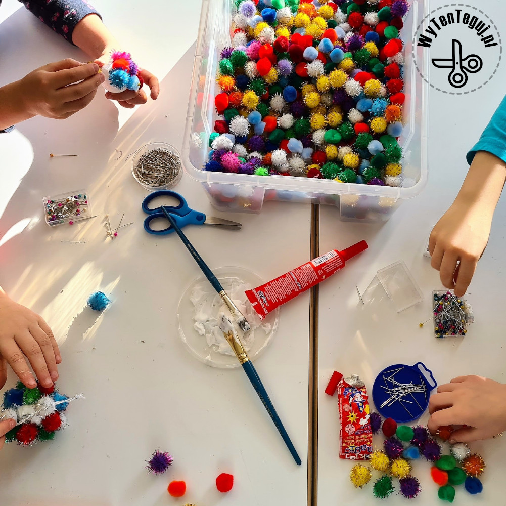 How to make pom pom Christmas bauble - workshops in firstgraders