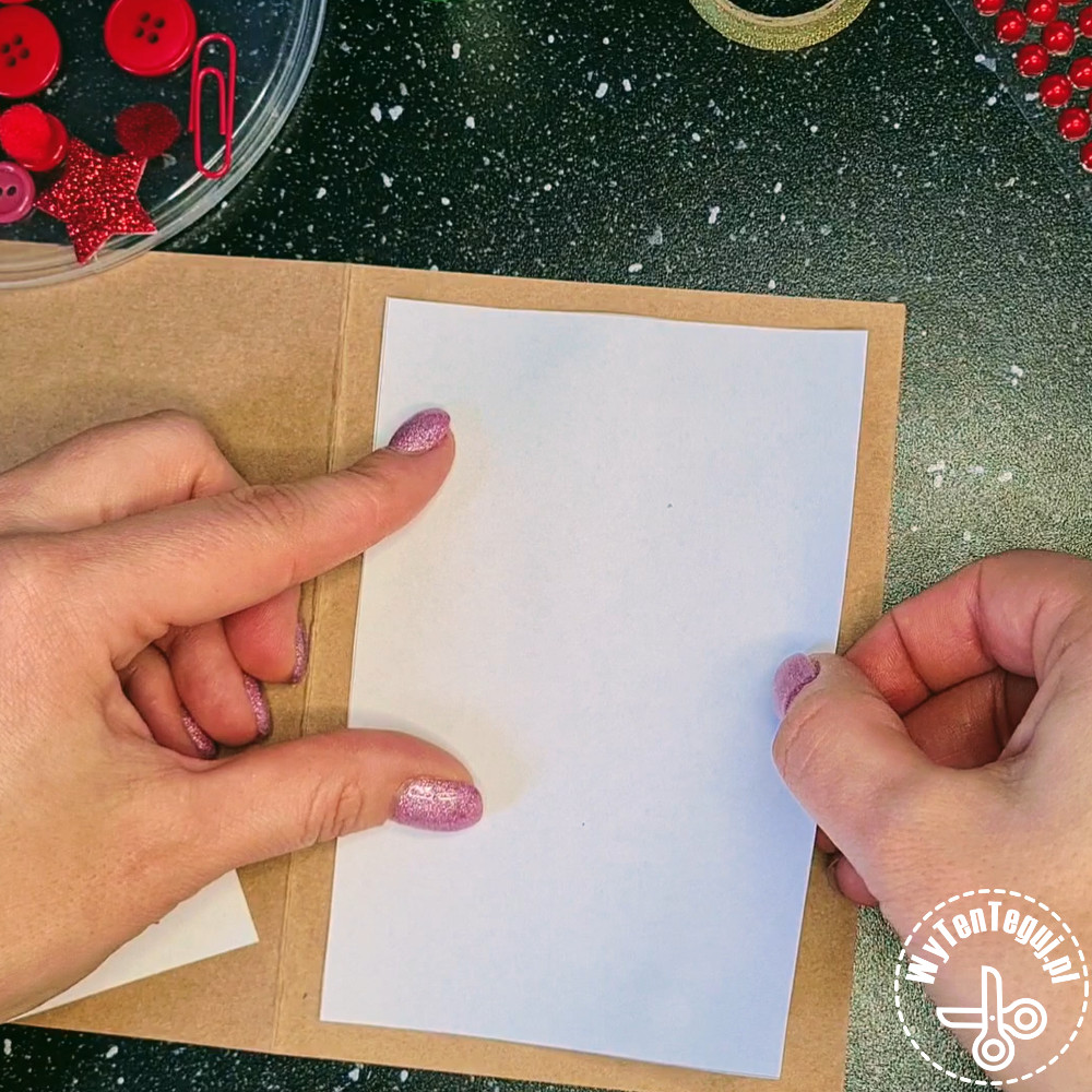 Jak zrobić kartkę bożonarodzeniową z guzików?