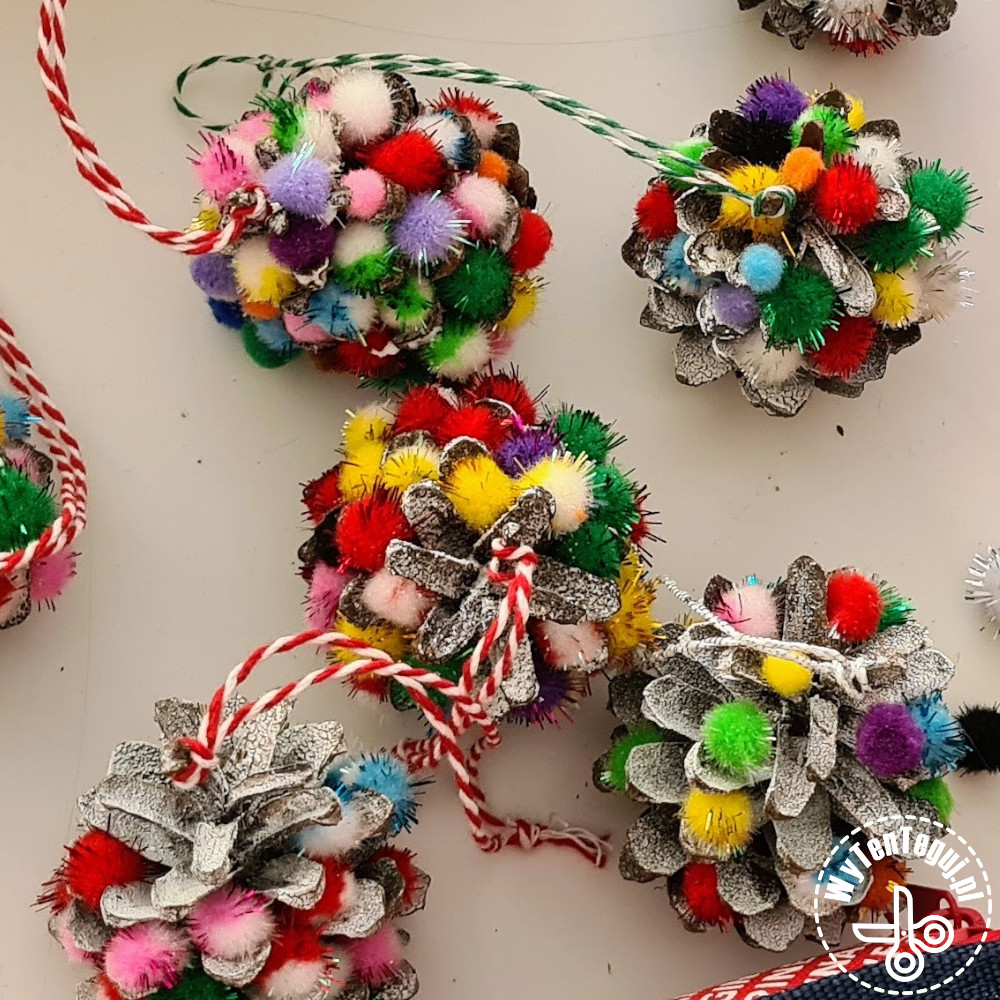 Pine cones with pom poms - Christmas workshop at school