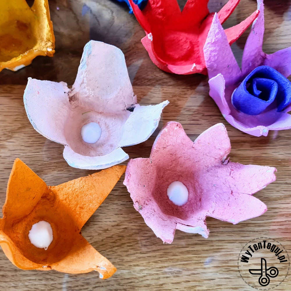 How to make flowers from an egg carton?