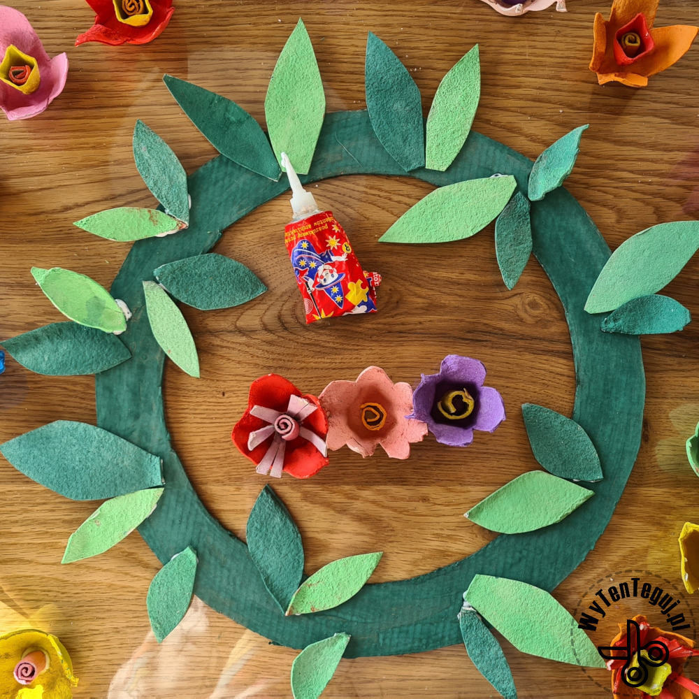 How to make an egg carton floral wreath?
