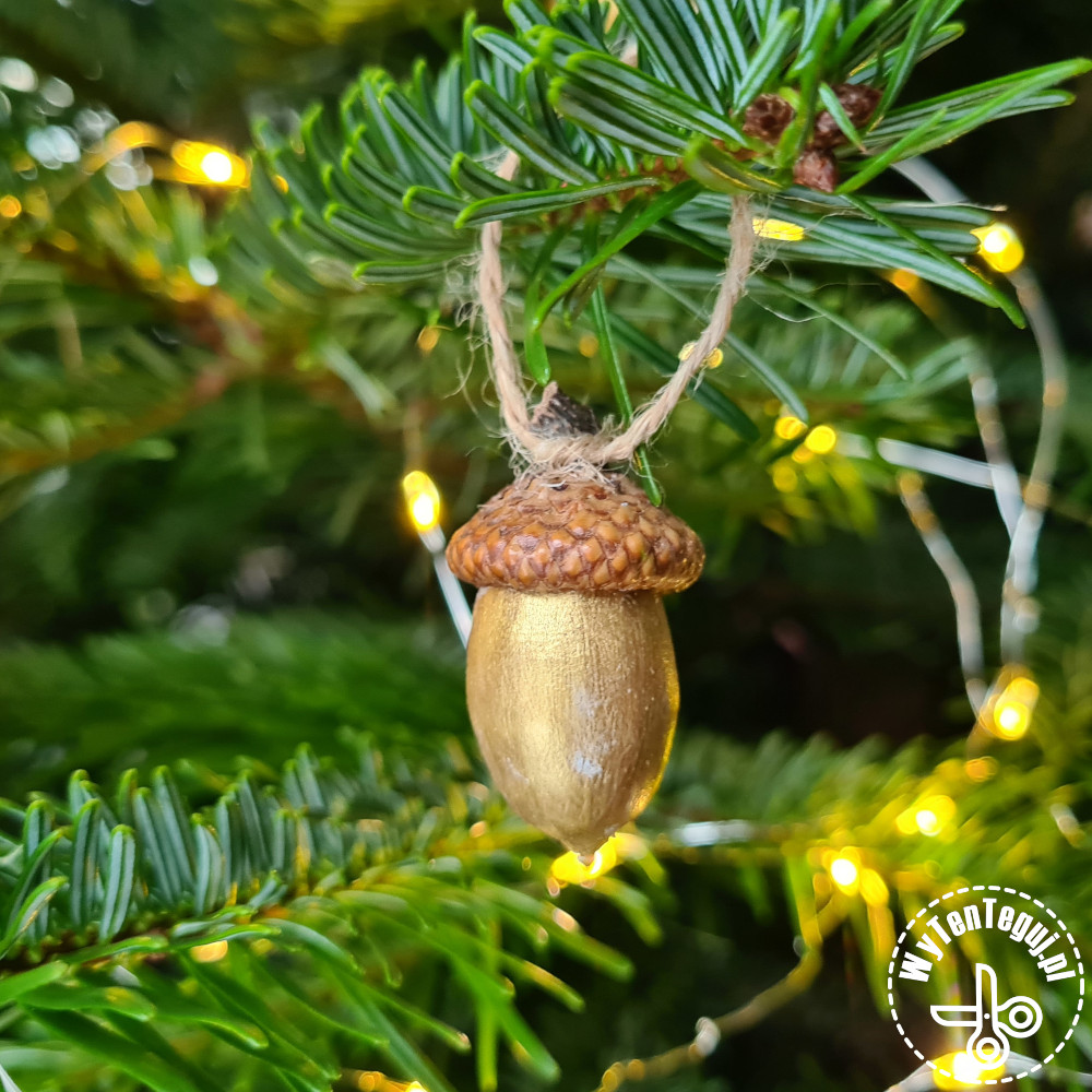 Natural Christmas tree decorations made of cones, nuts and acorns