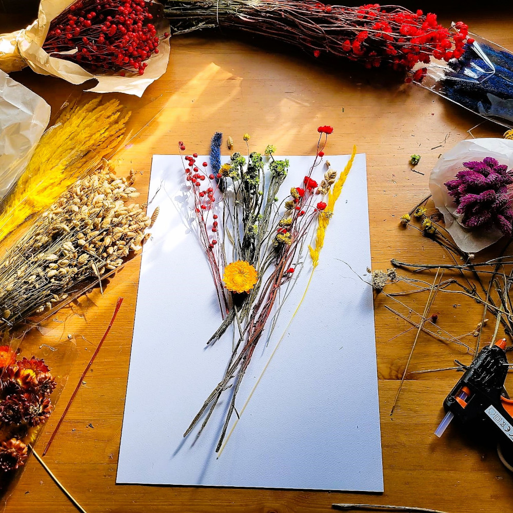 Making of felt vase with dried flowers in a frame