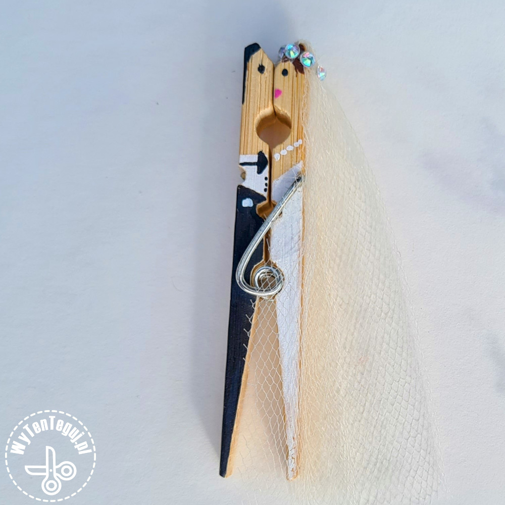 DIY wedding card with bride and groom out of clothespin