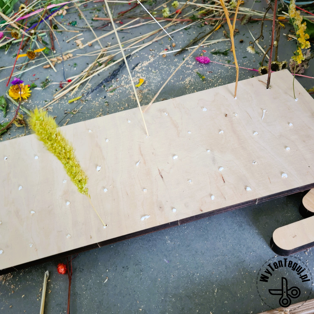 How to make wooden board with dried flowers