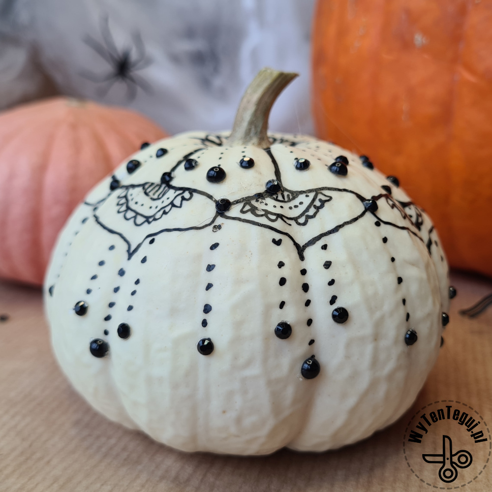 Pumpkin mandala - Decorating pumpkins with markers and crystals