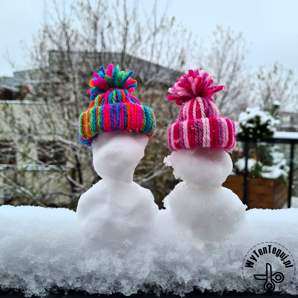 Snowmen with Mini yarn hats