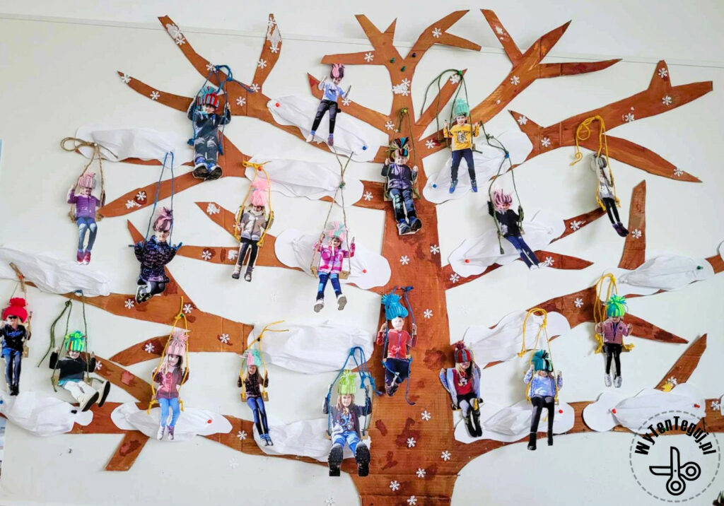 Zimowe drzewo z huśtawkami ze zdjęć i mini czapeczkami z włóczki