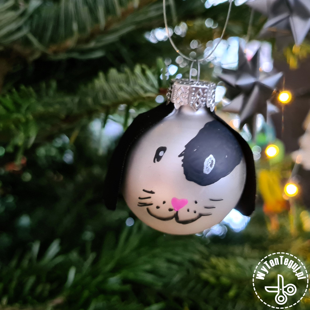 How to upcycle old Christmas baubles
