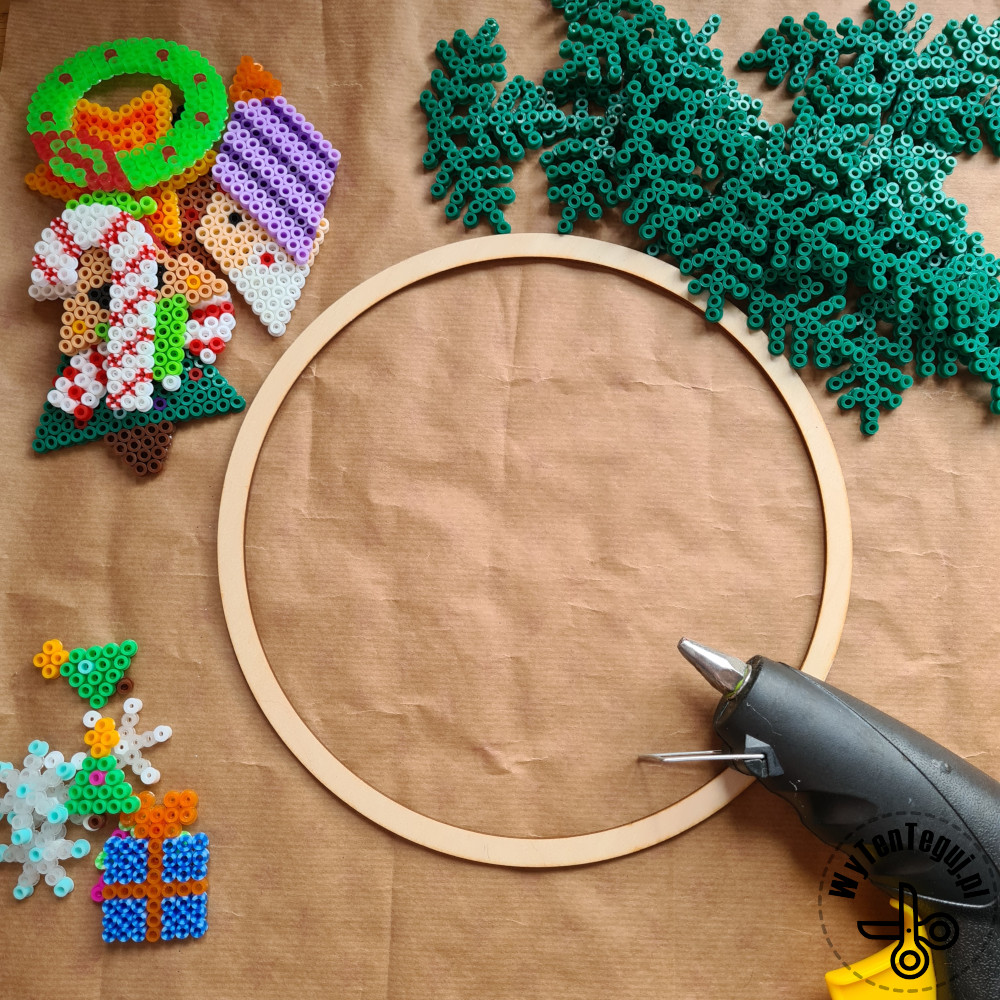 Creating iron beads Christmas wreath with La Manuli beads