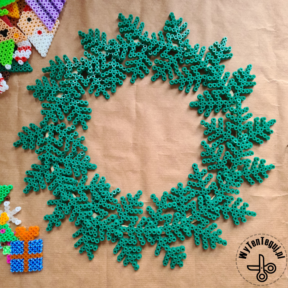 Creating iron beads Christmas wreath with La Manuli beads
