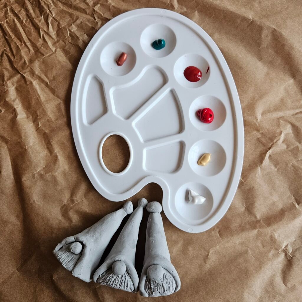 malowanie skrzatów z gliny