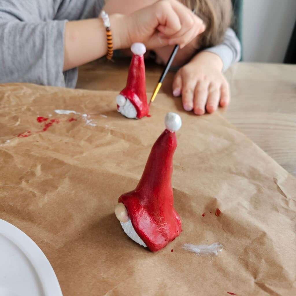 malowanie skrzatów z gliny