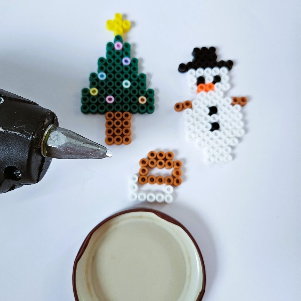 Kula śnieżna ze słoika i koralików