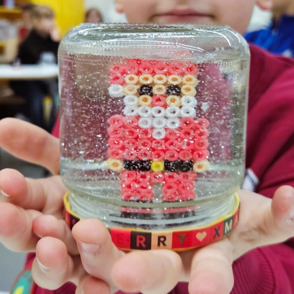 Kula śnieżna ze słoika i koralików