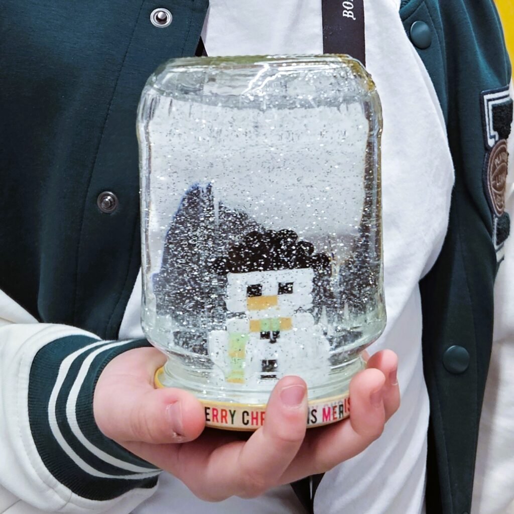 Kula śnieżna ze słoika i koralików