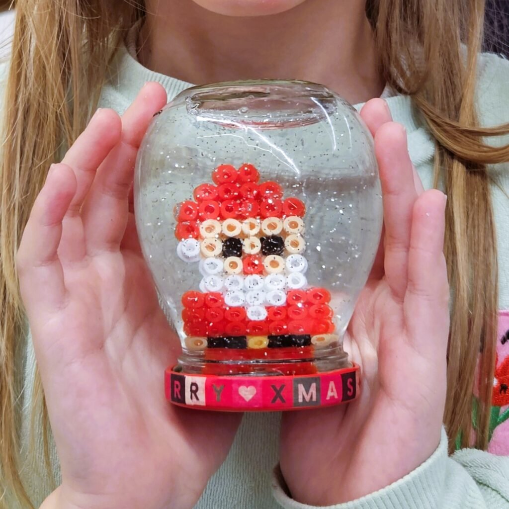 Kula śnieżna ze słoika i koralików