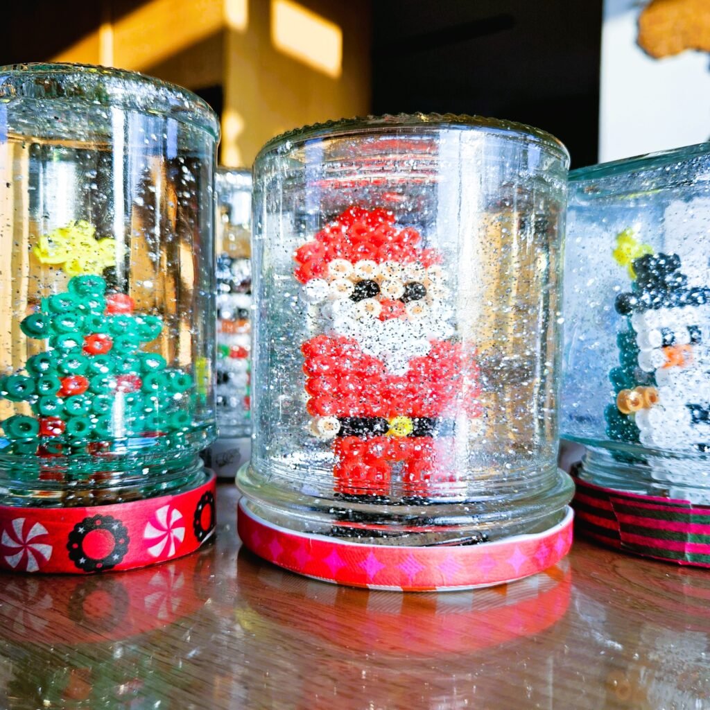Kula śnieżna ze słoika i koralików