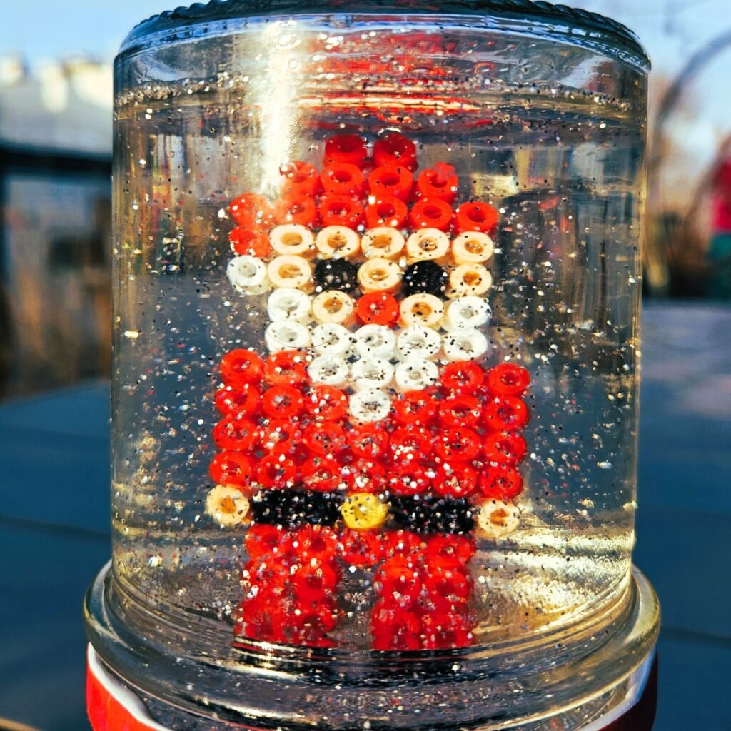 Kula śnieżna ze słoika i koralików