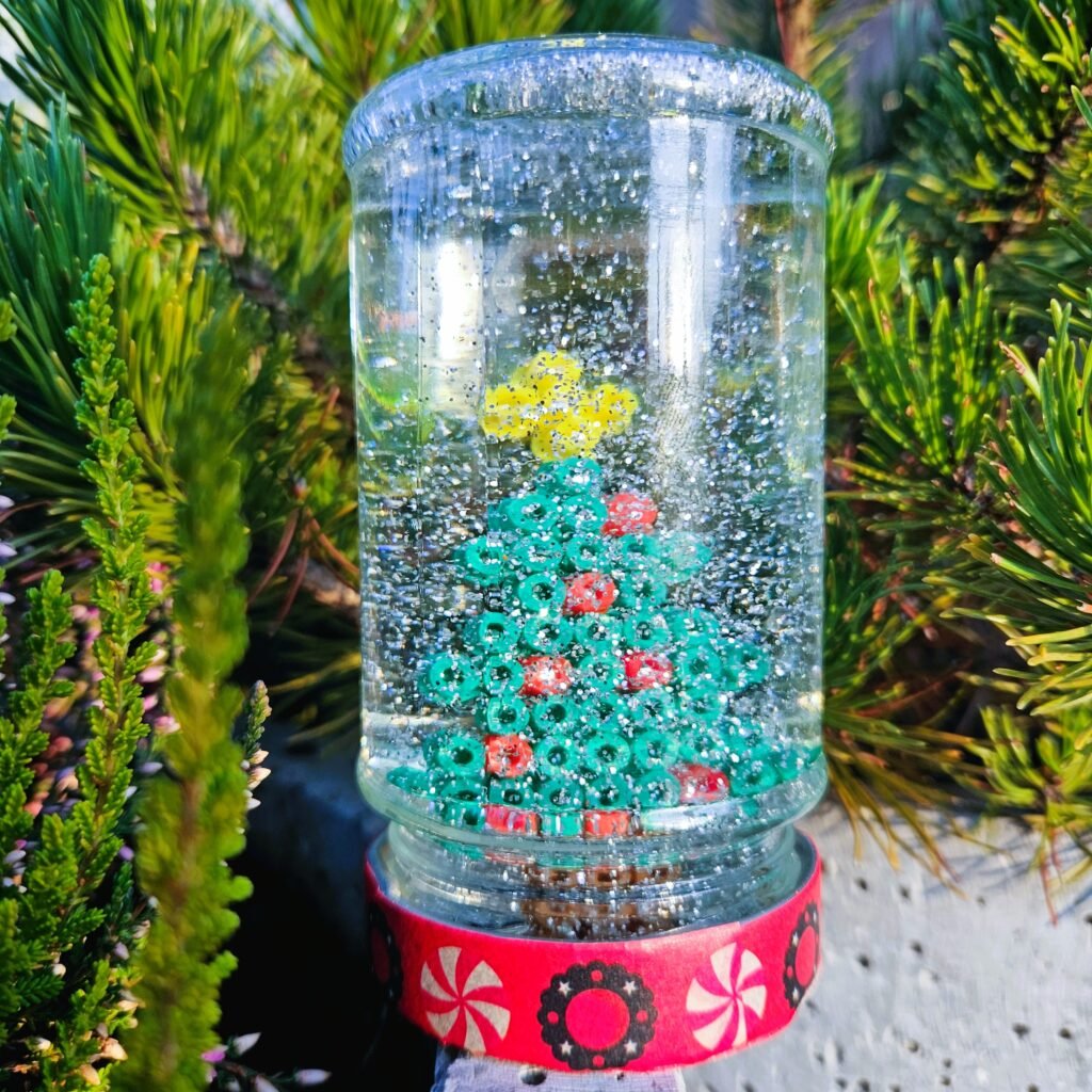 Kula śnieżna ze słoika i koralików