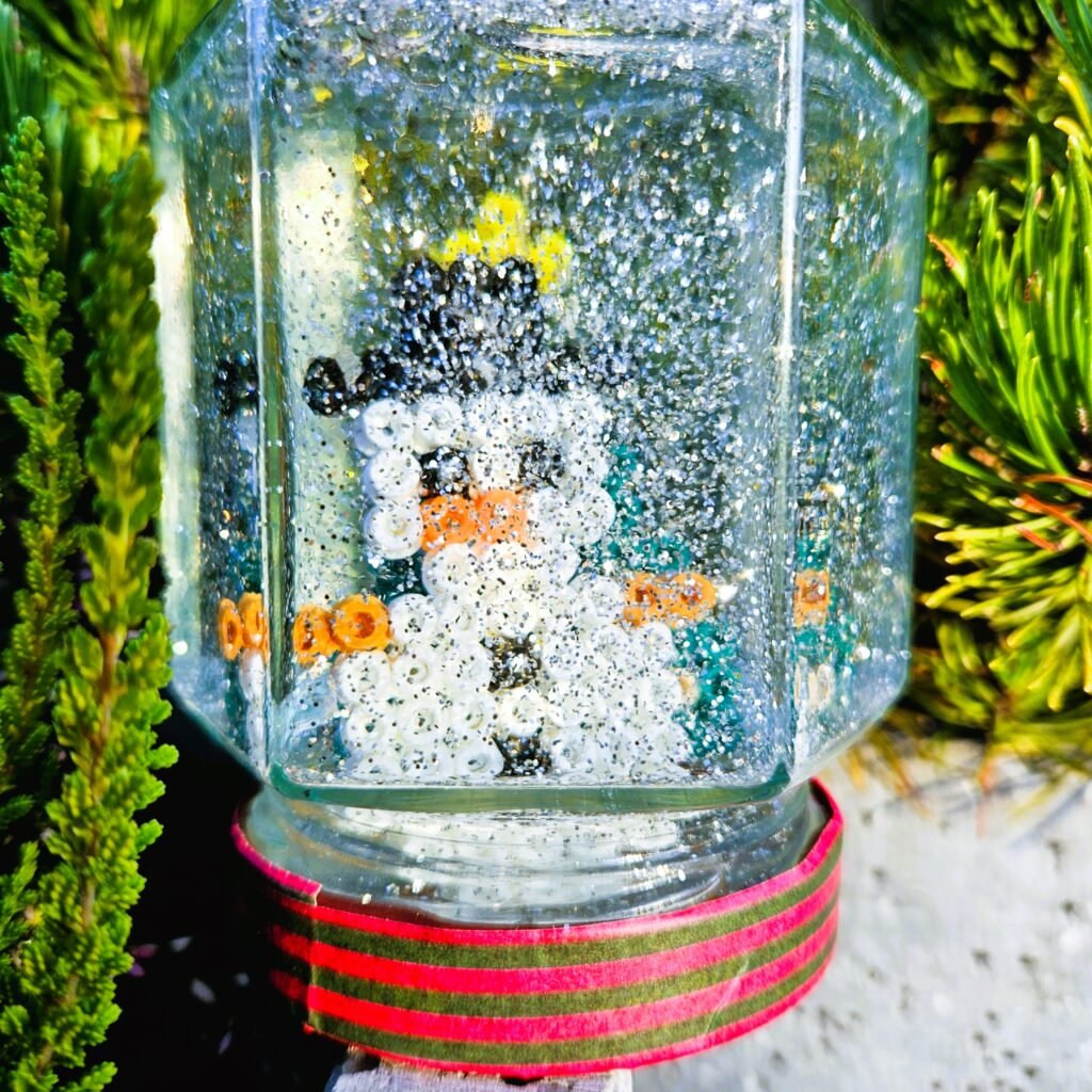 Kula śnieżna ze słoika i koralików