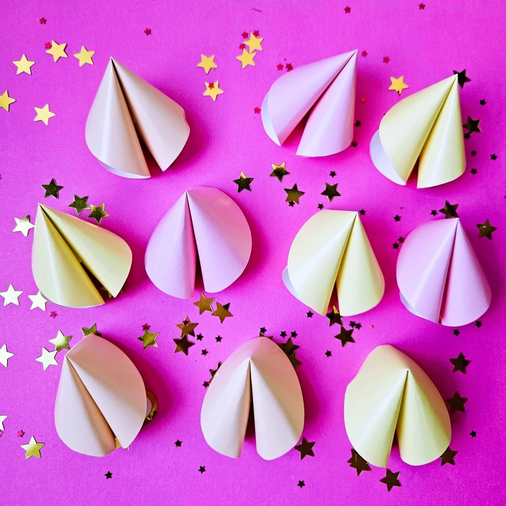 Papierowe ciasteczka w wróżbą